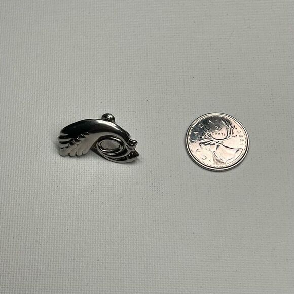 VINTAGE Silver Tone Winged Style Screwback Earrings - Picture 9 of 9